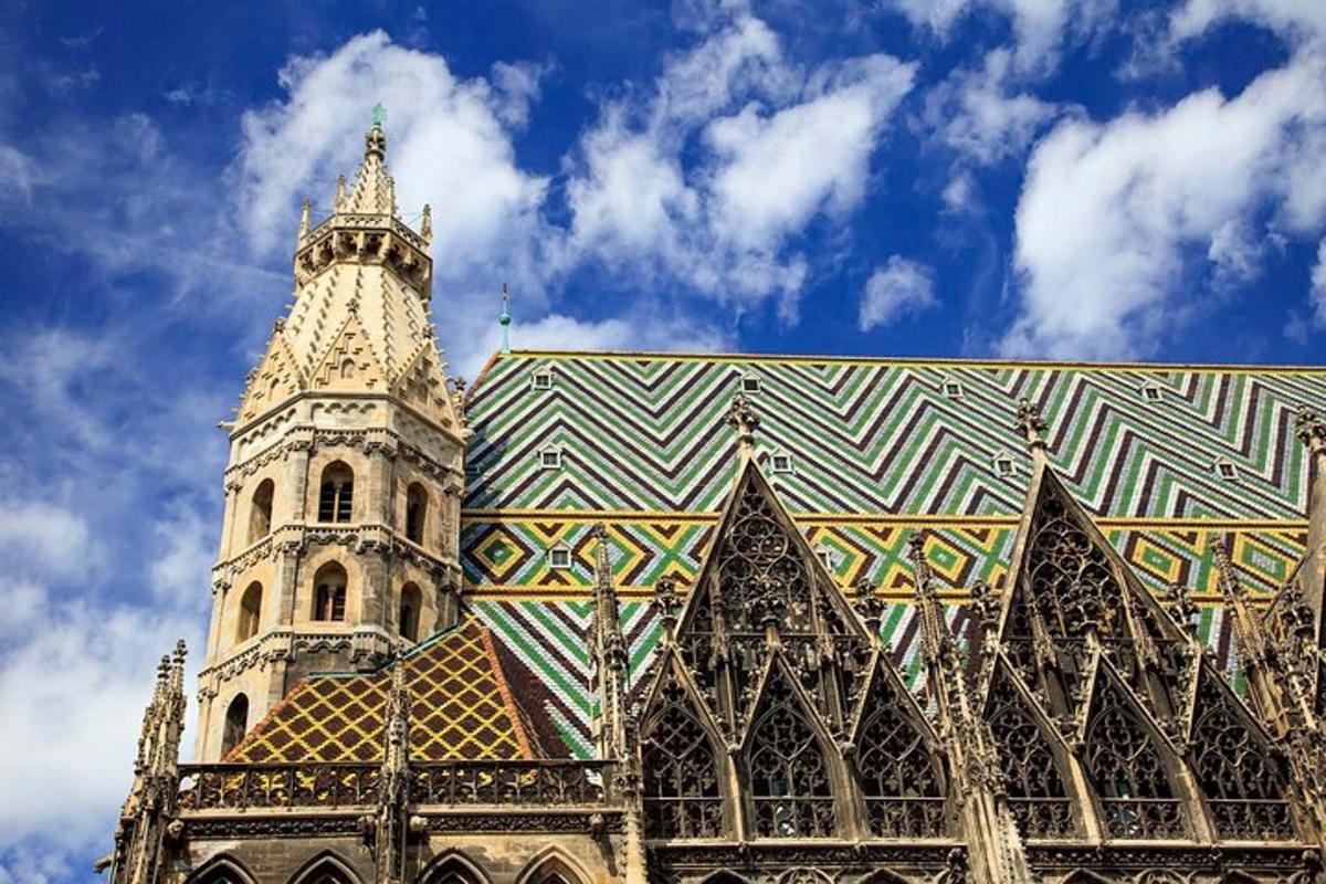 un gran edifici amb una torre del rellotge a sobre