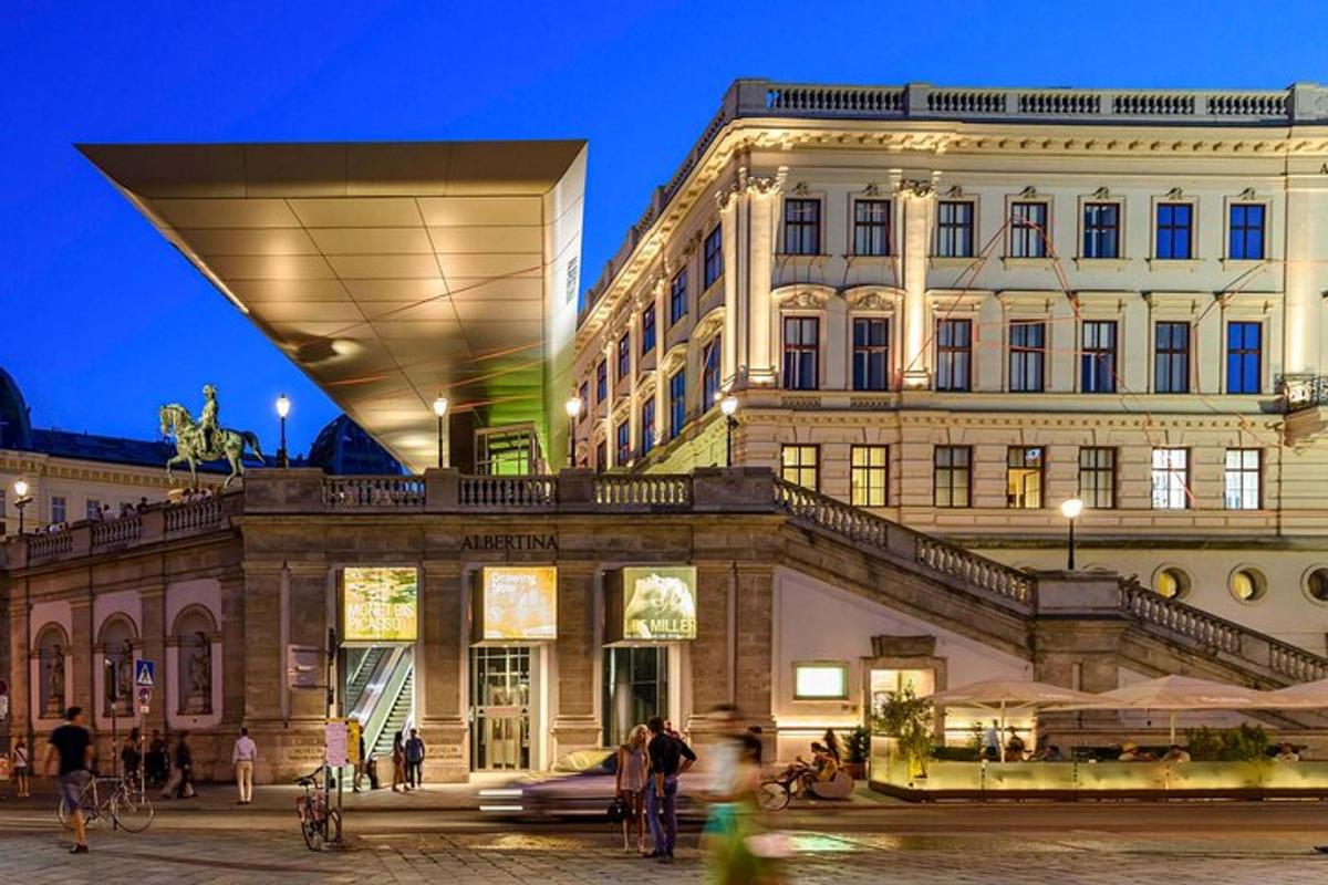 un gran edifici amb gent caminant davant