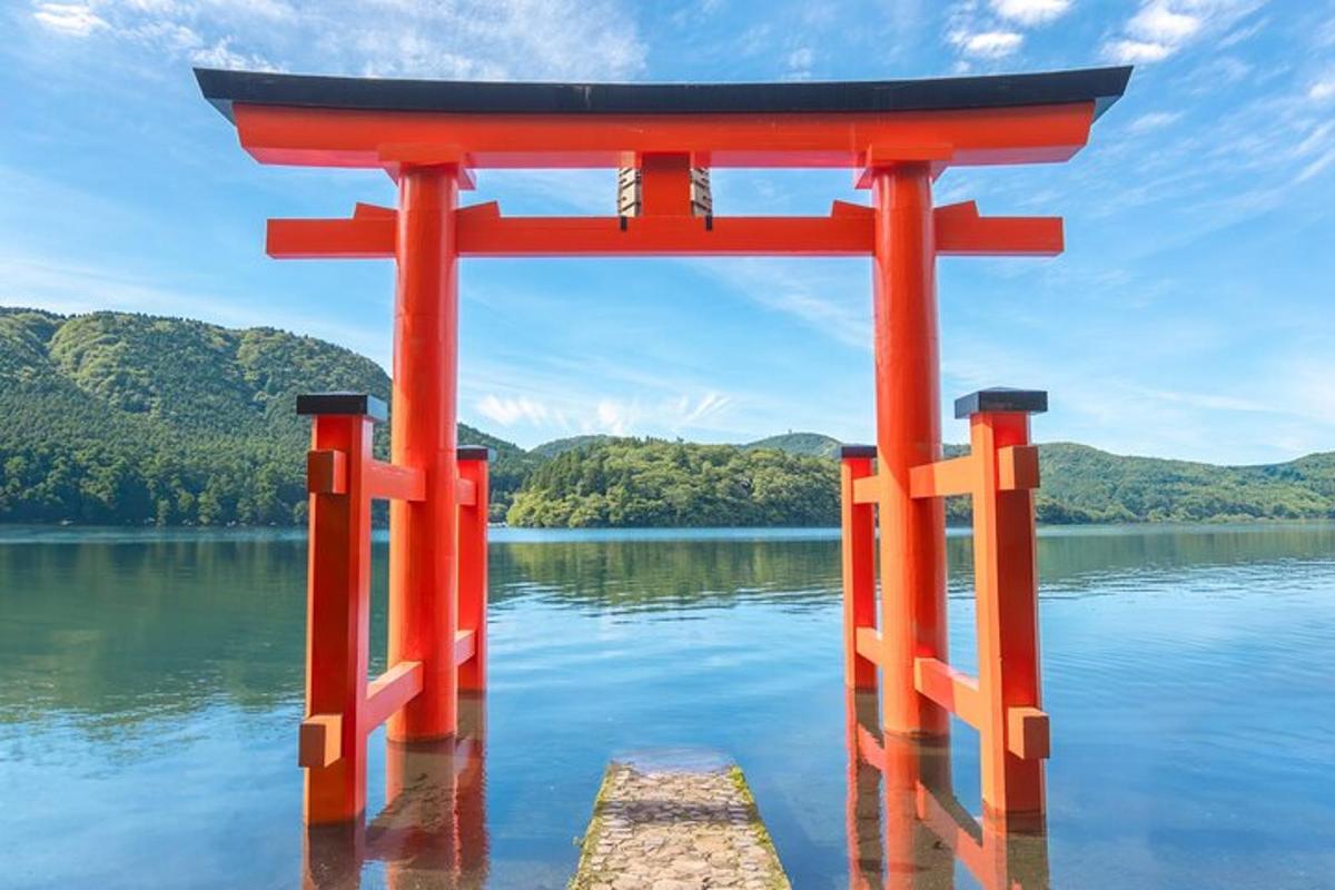oranžová brána torii uprostřed jezera