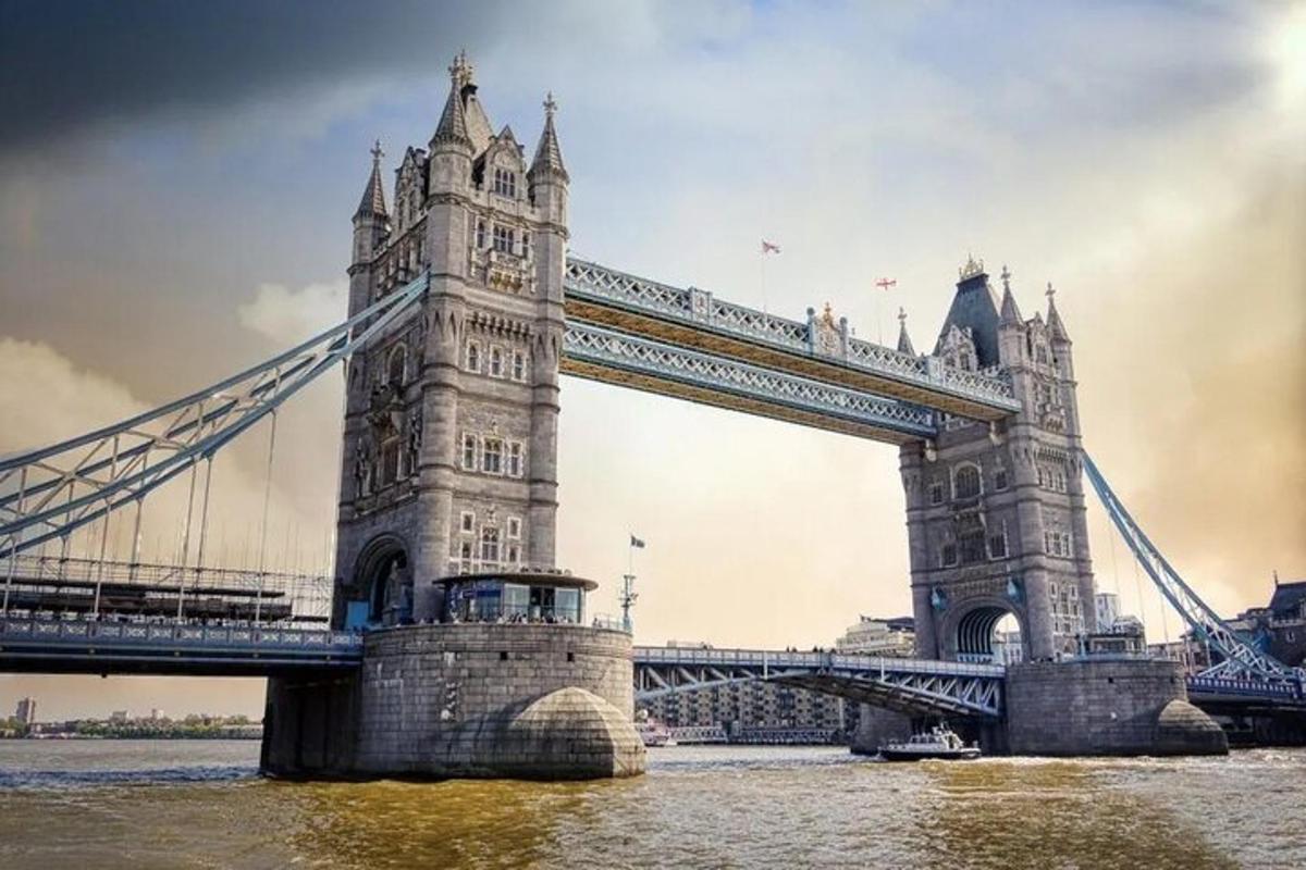 Un puente colgante en Londres sobre el agua.