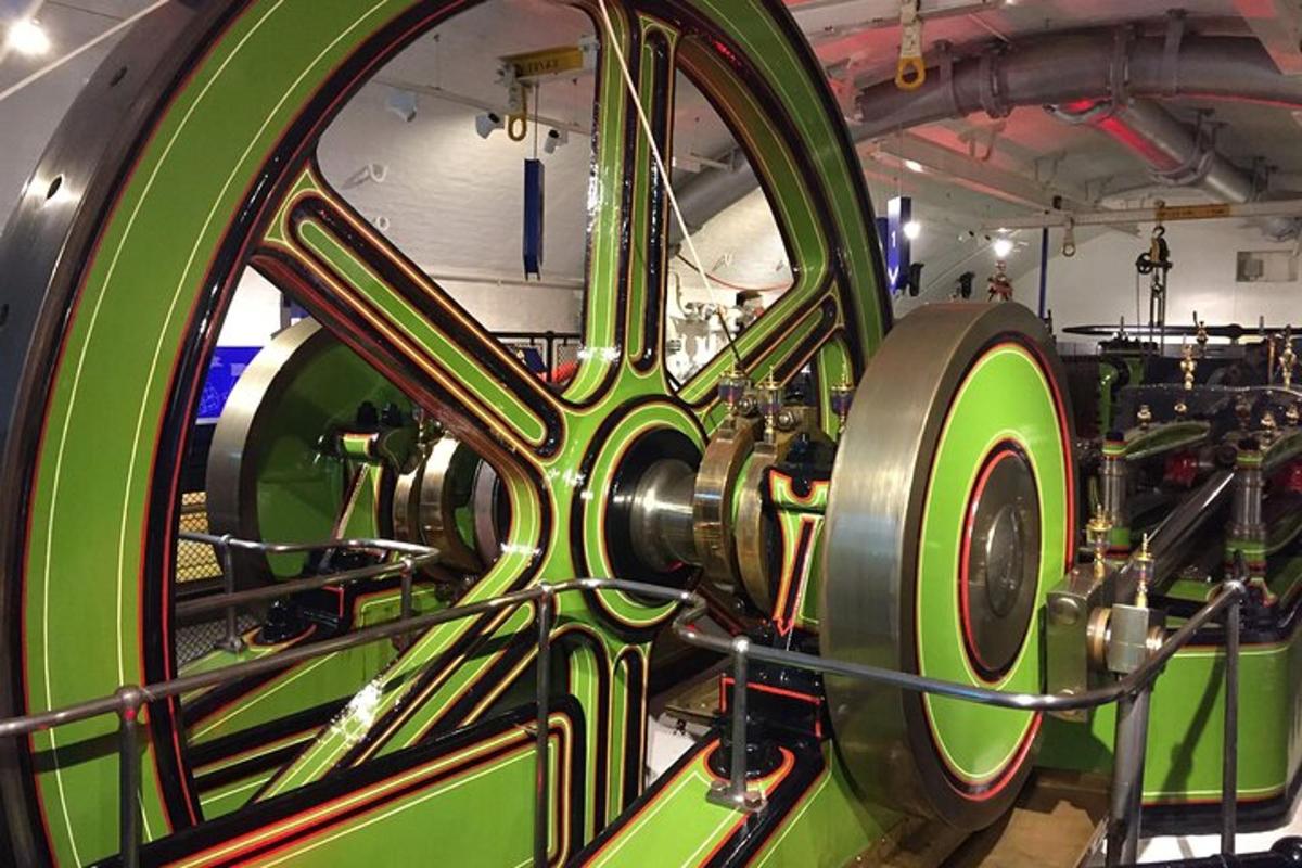 una máquina en una fábrica con pintura verde
