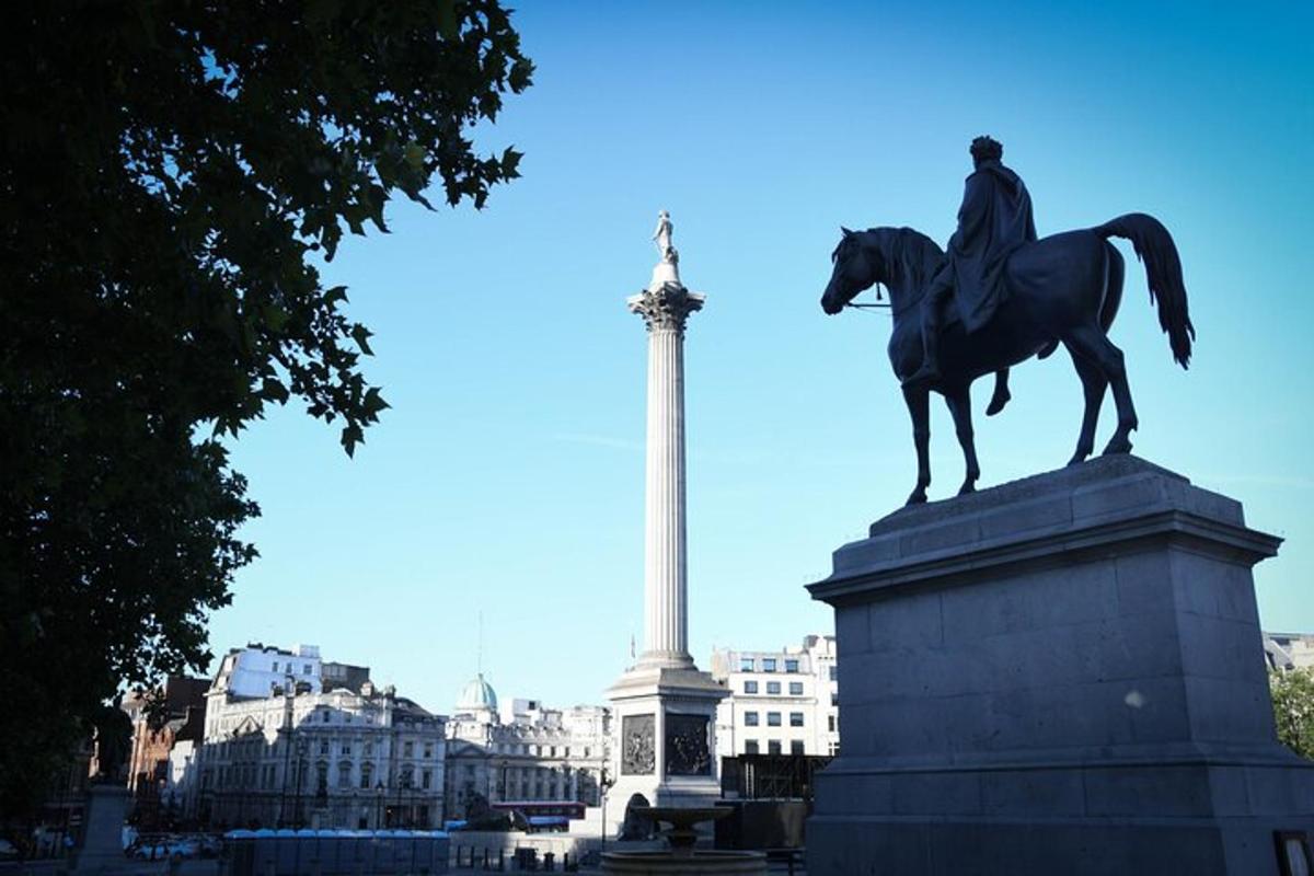 une statue d'un homme à cheval devant un poteau