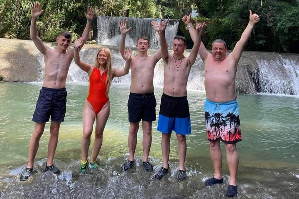 grupp inimesi, kes seisavad vees juga ees