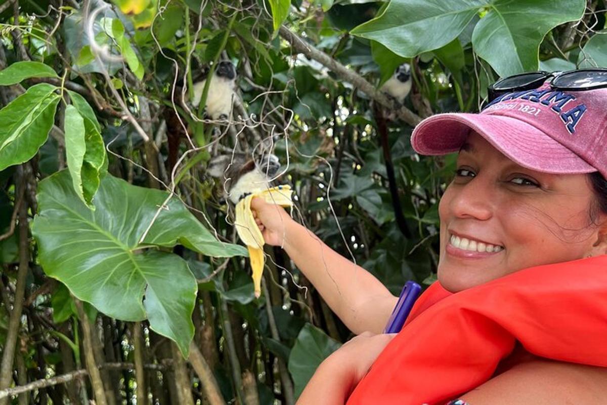 una donna che tiene una banana su un albero