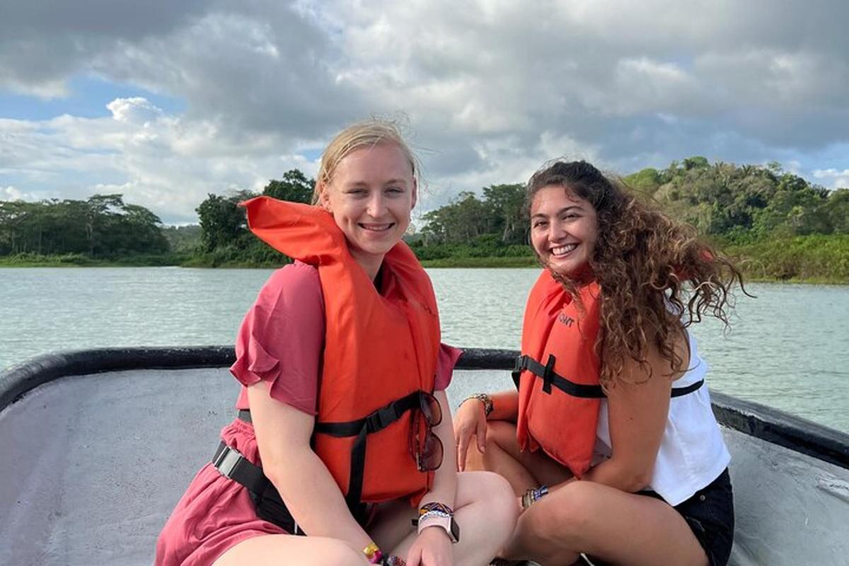due ragazze che indossano giubbotti di salvataggio su una barca in acqua