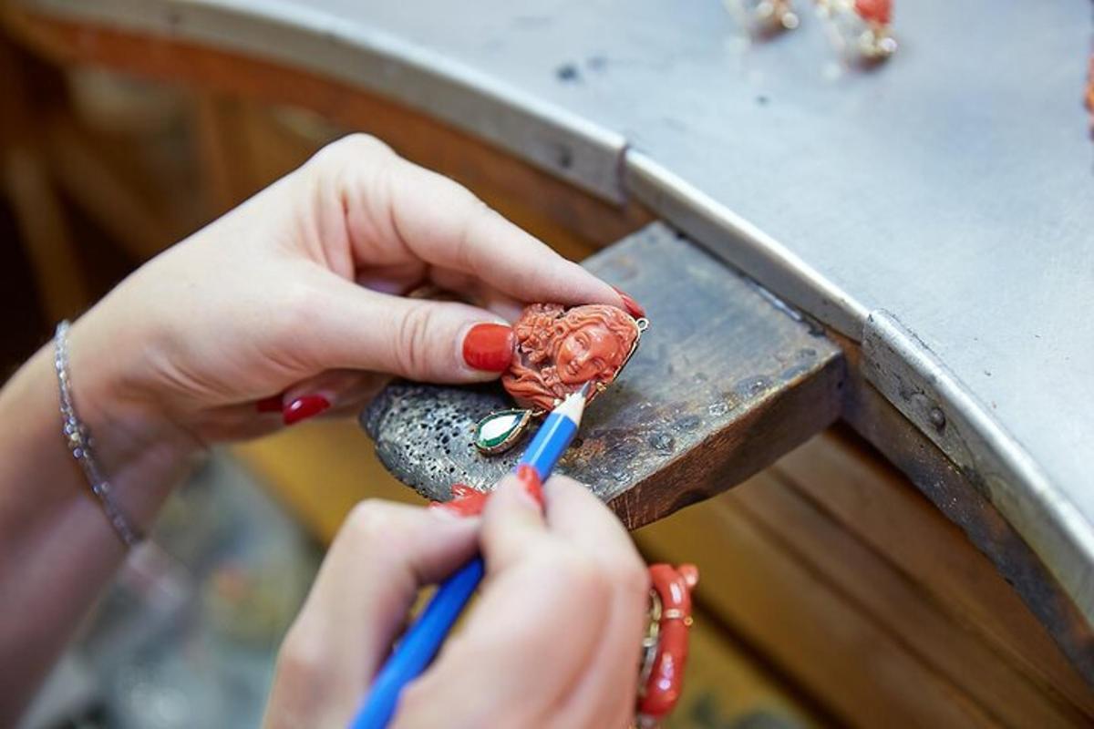 une personne peint un morceau de nourriture sur une table
