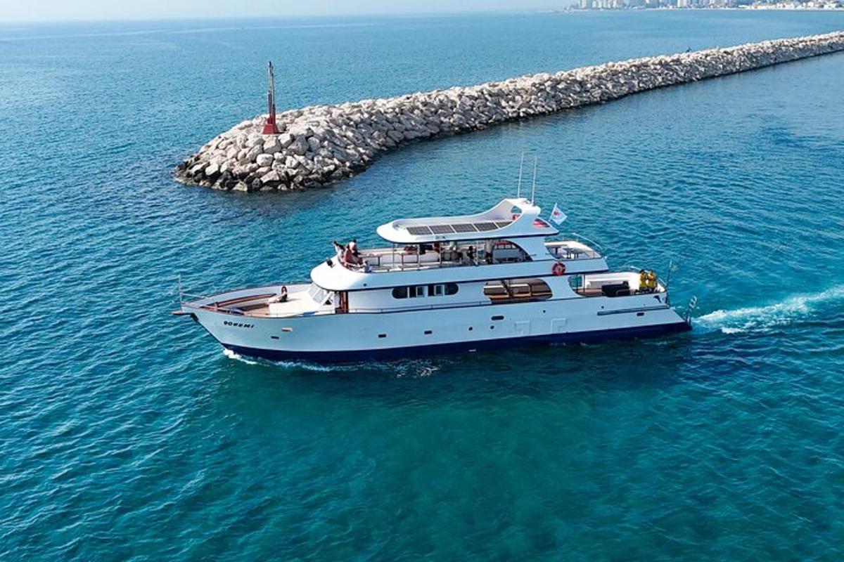una barca bianca nell'acqua accanto a un molo