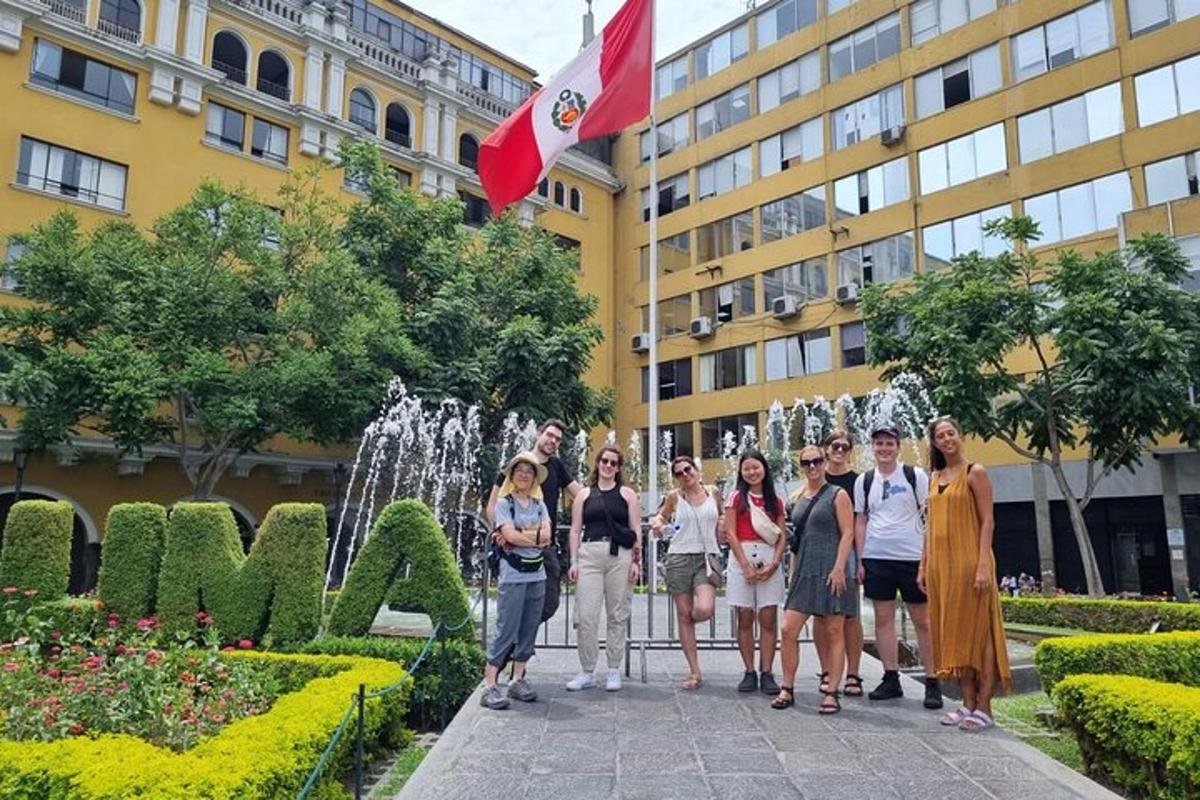 un gruppo di persone in piedi davanti a un edificio