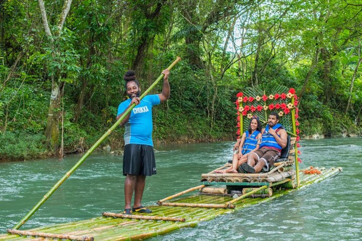un grupo de personas en una balsa en un río