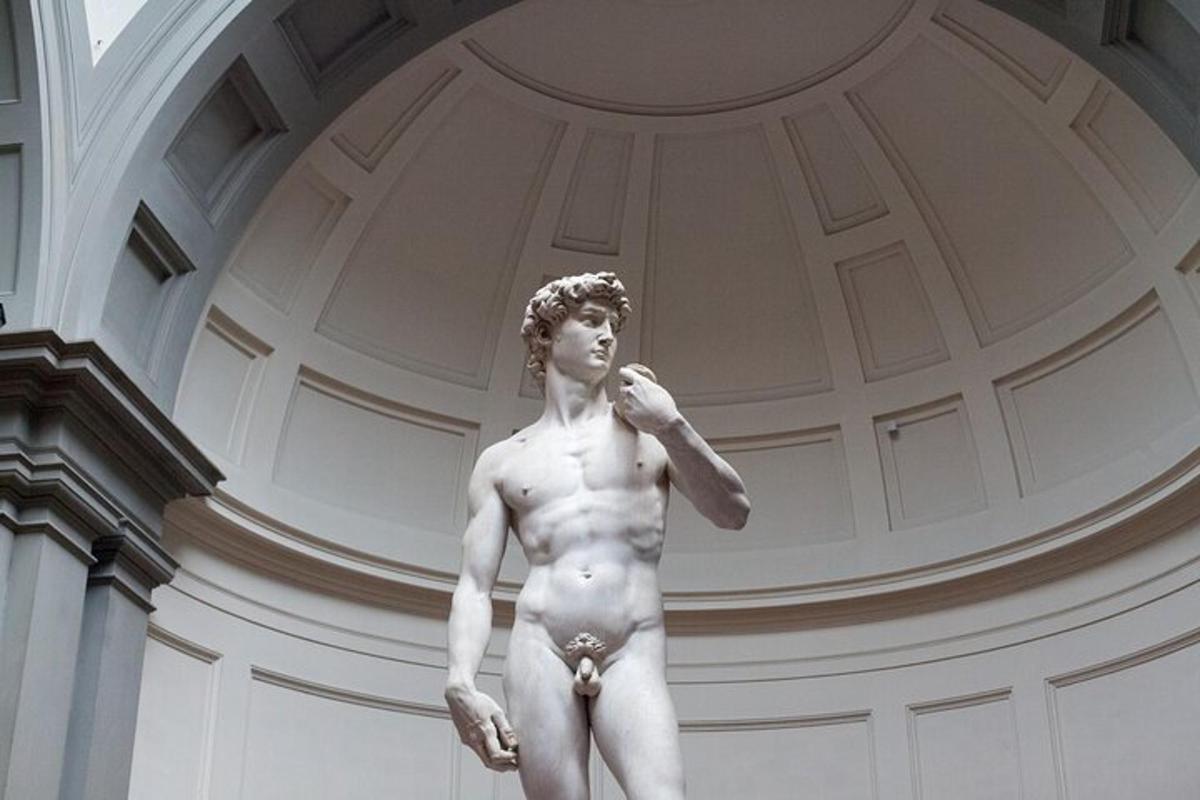 una estàtua d'un home nu dempeus en un edifici