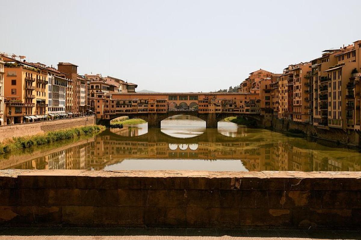 un pont sobre un riu en una ciutat amb edificis