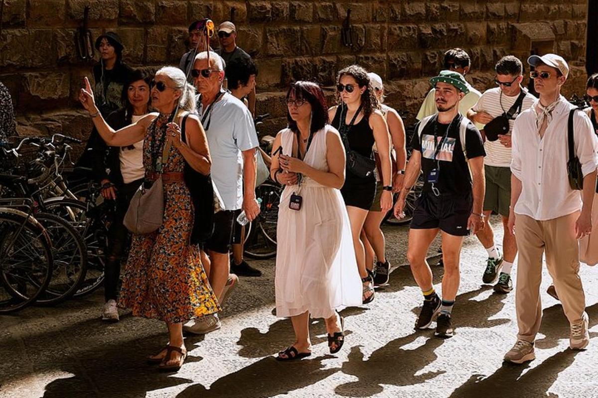 un grup de persones caminant per un carrer