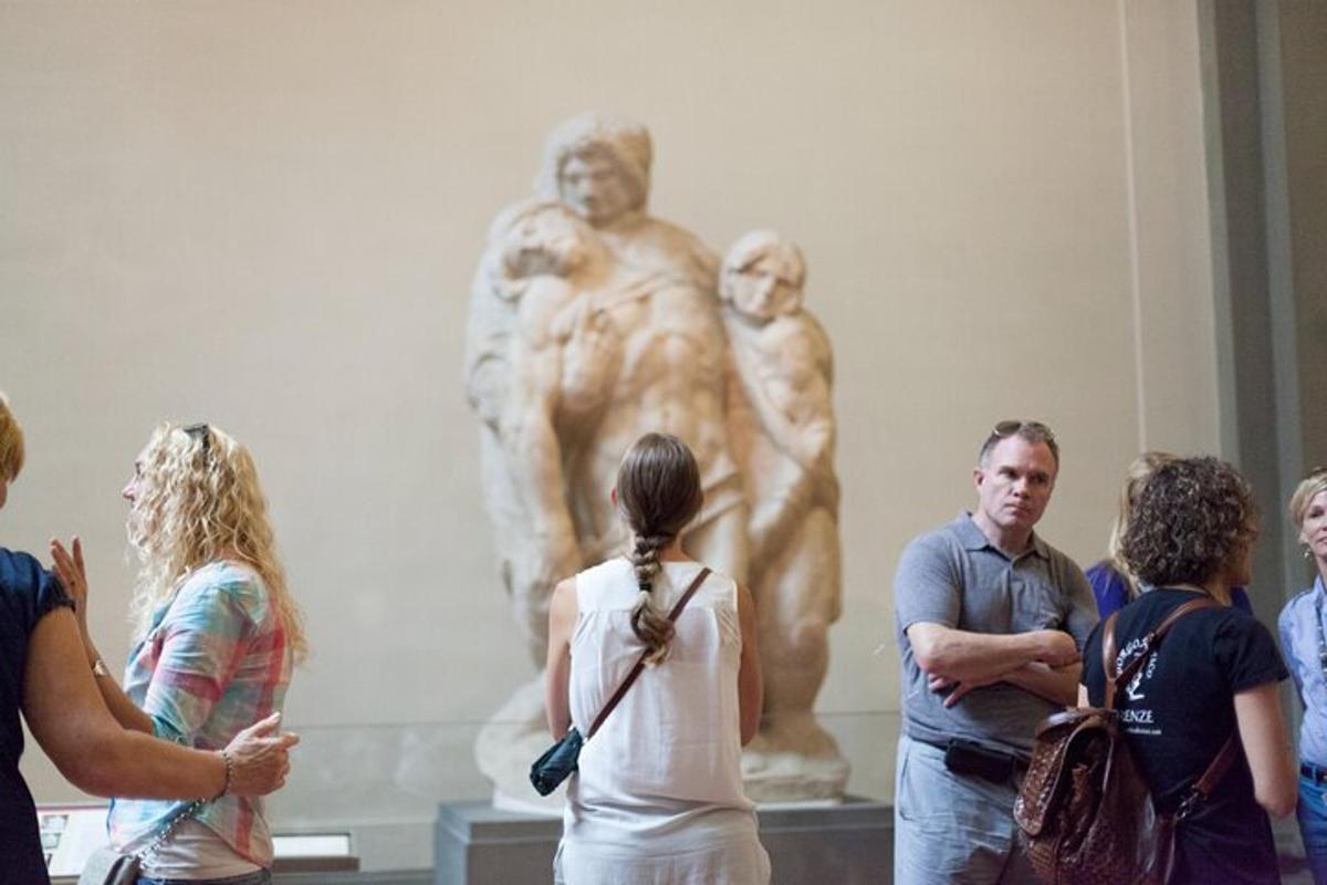 un gruppo di persone che guarda una statua in un museo