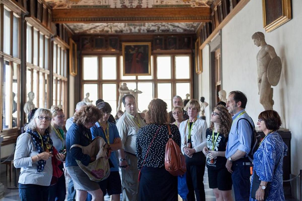 um grupo de pessoas em pé em uma sala de um museu