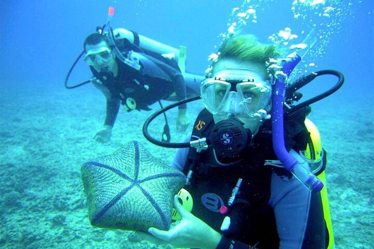 dues persones a l'aigua de l'oceà