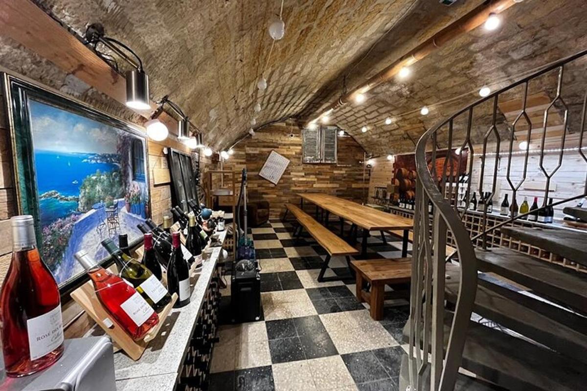 ein Restaurant mit einem karierten Boden mit Weinflaschen