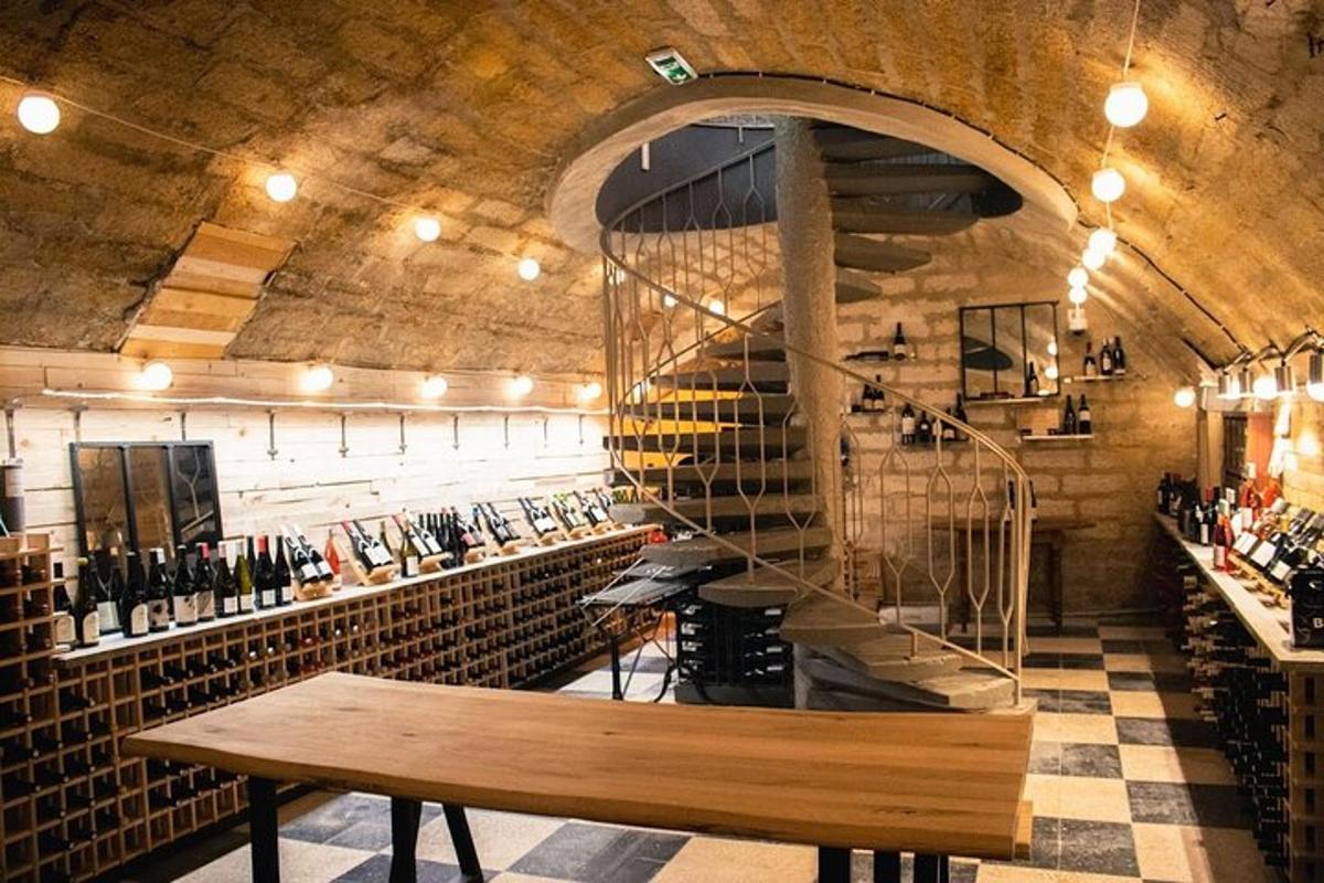 una cantina con un tavolo di legno e una scala