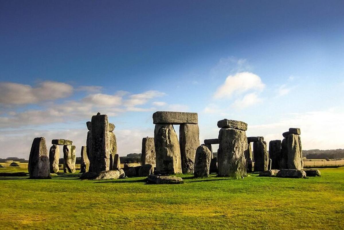 sekelompok batu stonehenge di lapangan