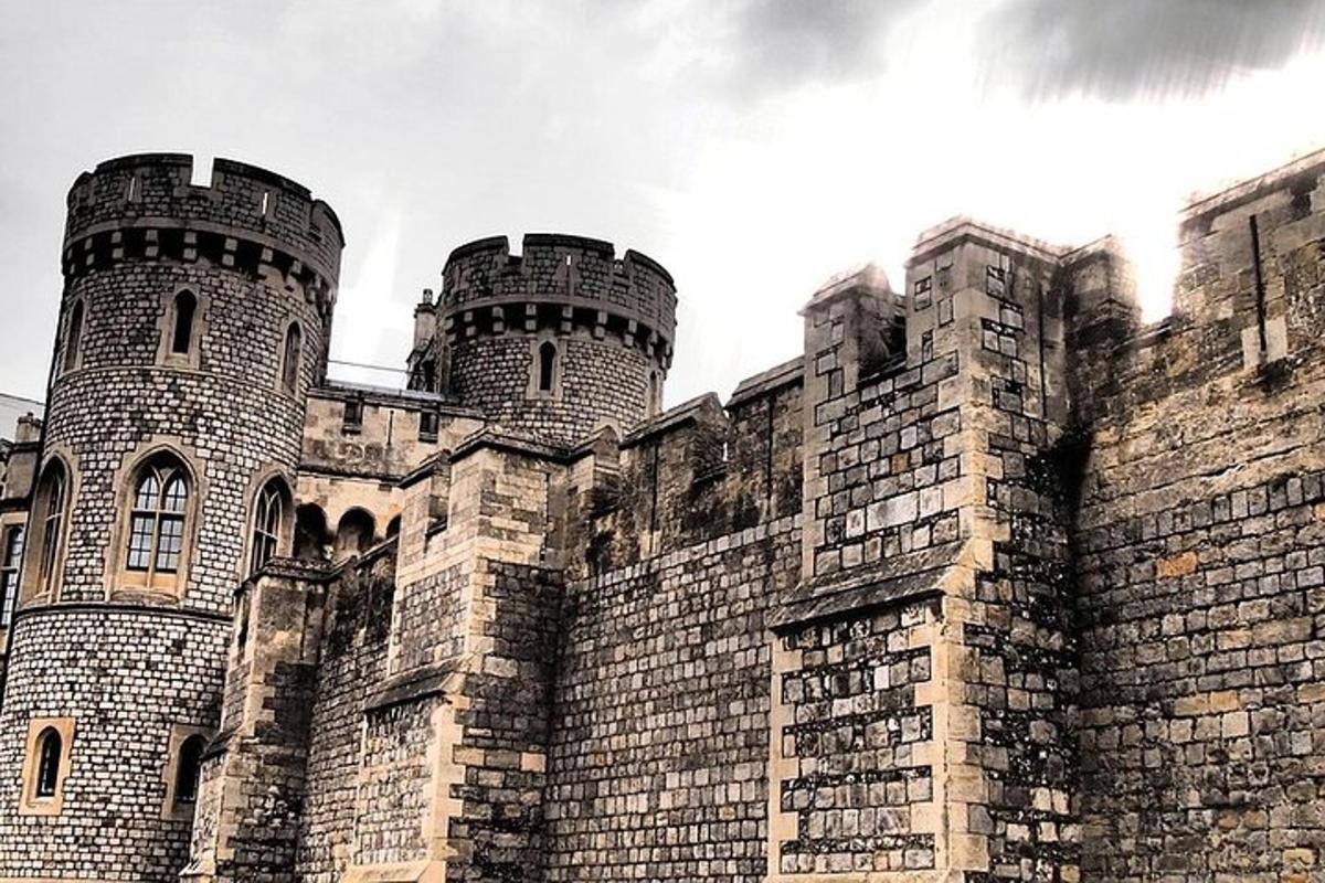 černobílá fotografie hradu s věžičkami