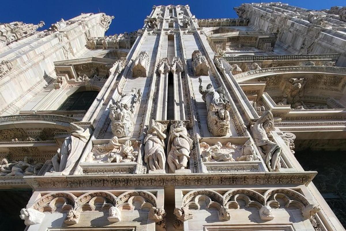 pastato su ant jo esančiomis statulomis stambaus plano