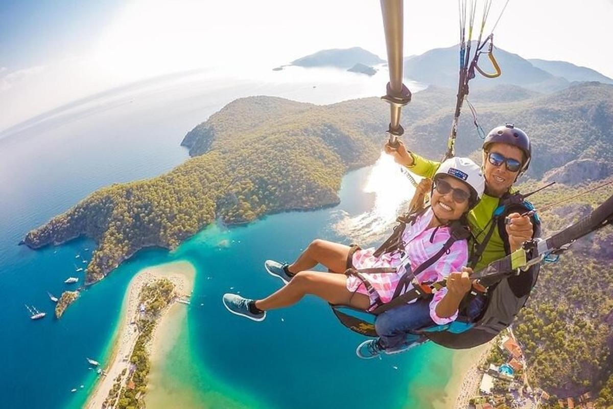 moški in ženska, ki se spuščata s padalom nad jezerom