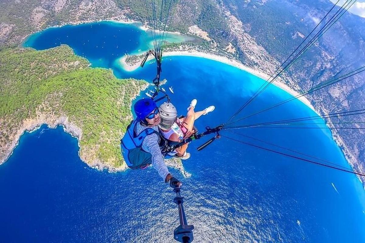 两个人乘坐降落伞飞越海洋