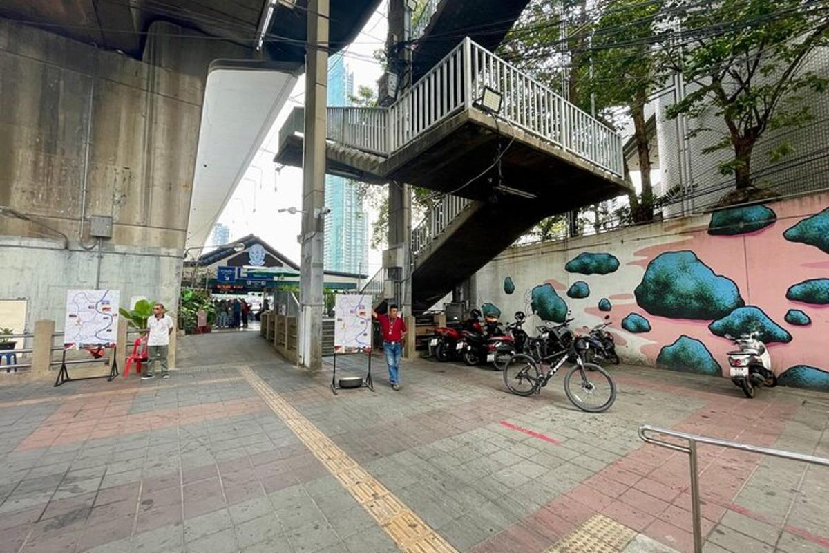 una escala al costat d'un edifici amb un mural