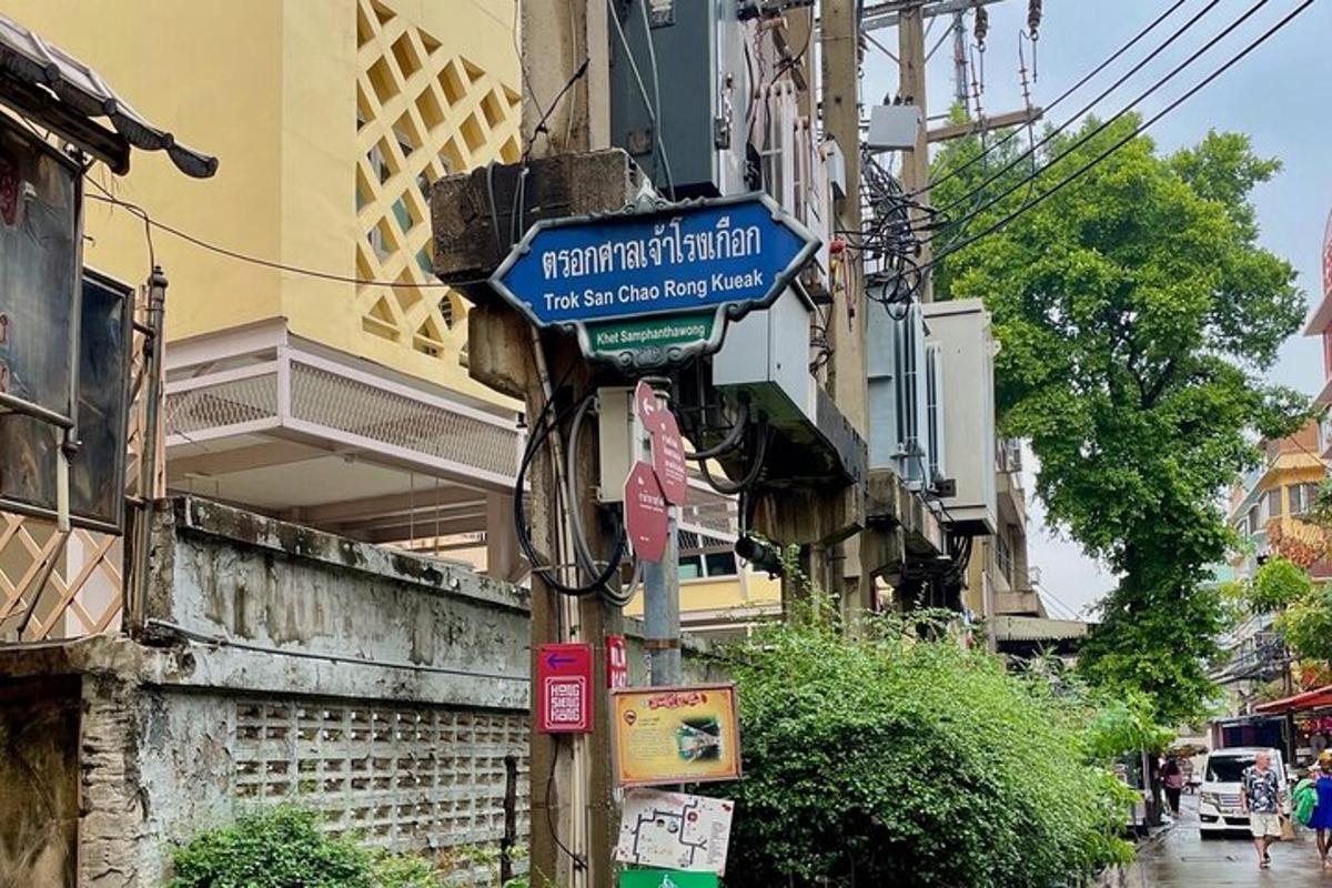 modrá dopravní značka na boku budovy