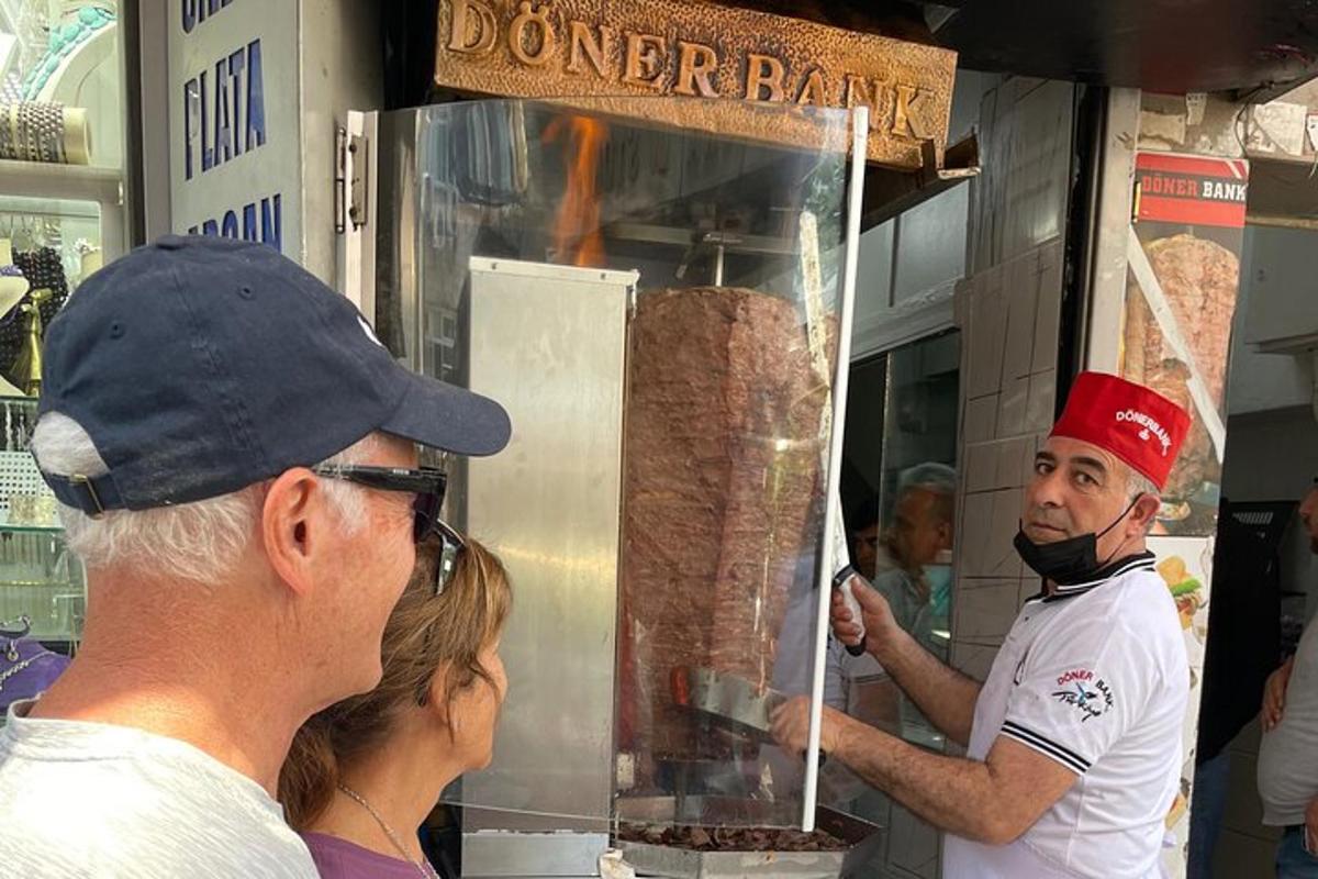 een man kookt eten in een foodtruck