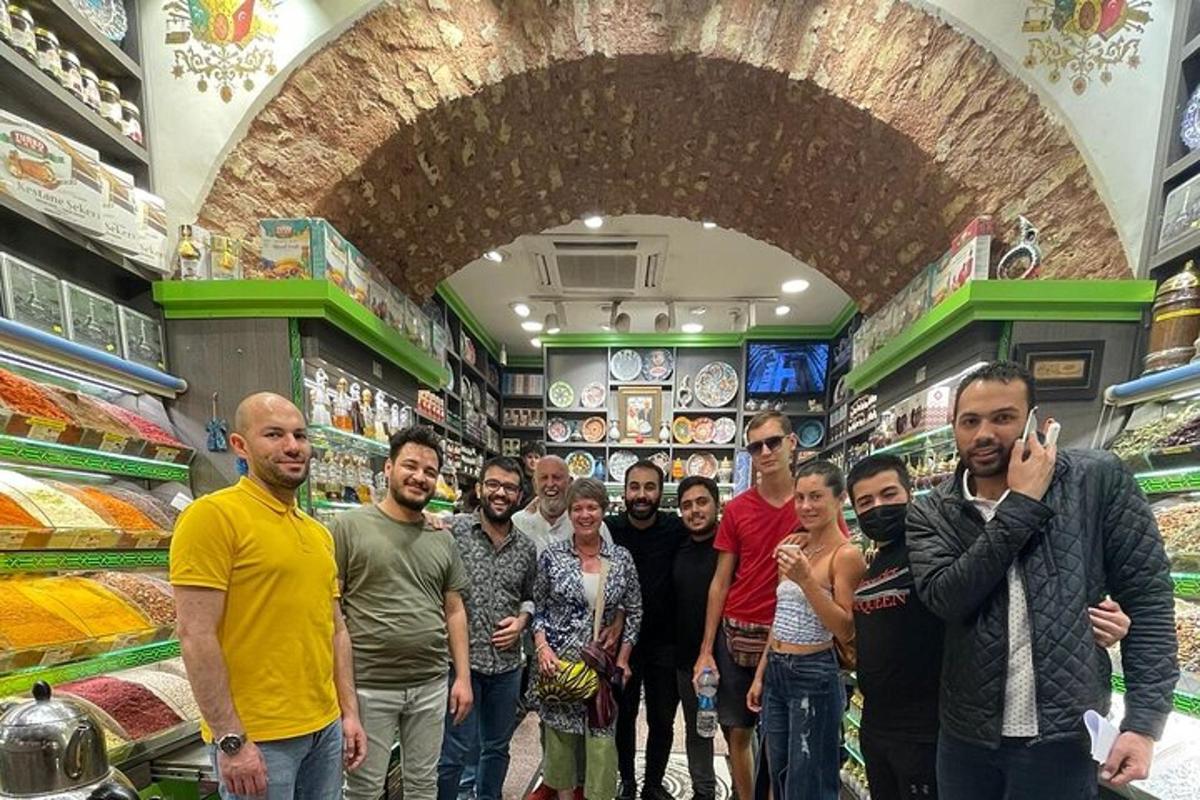 een groep mensen die in een winkel staan