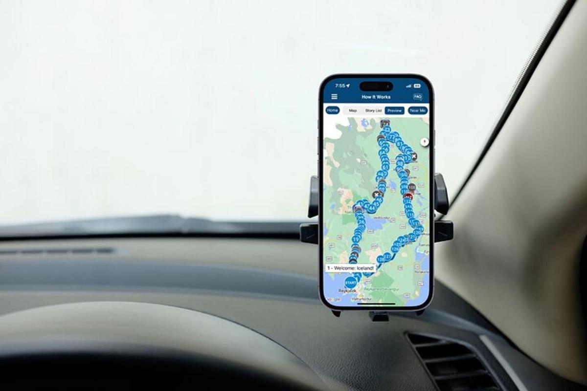 een mobiele telefoon hangt op het dashboard van een auto