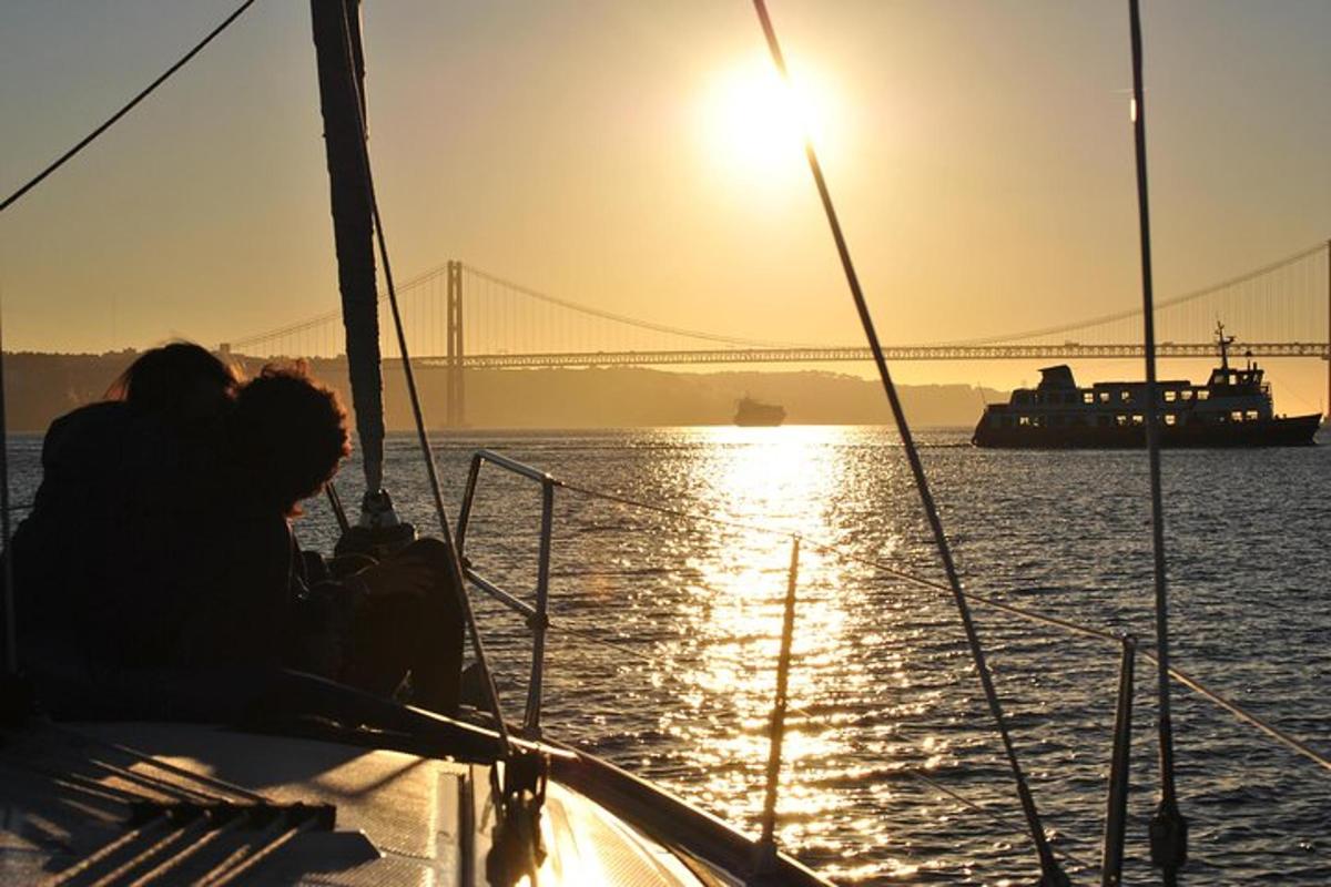 Ένα ζευγάρι κάθεται σε μια βάρκα με φόντο τη γέφυρα Golden Gate