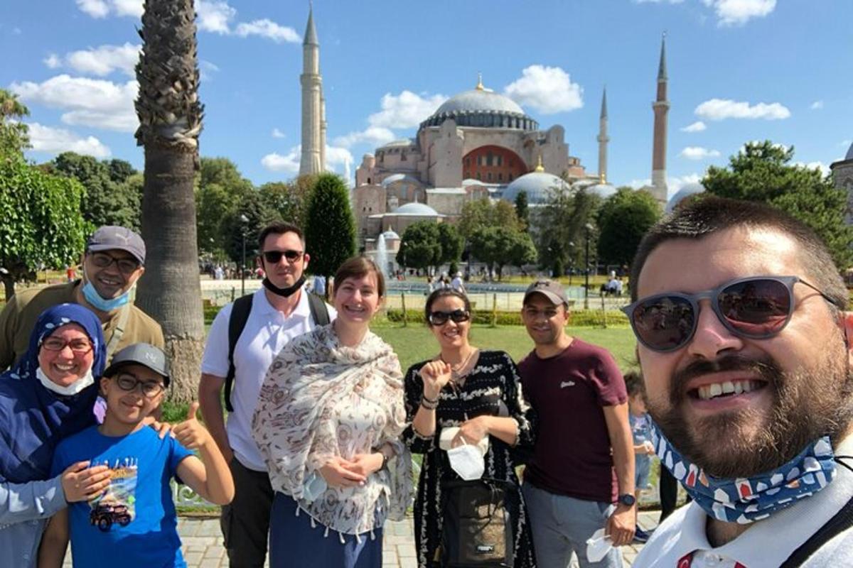 un gruppo di persone in piedi davanti a una moschea