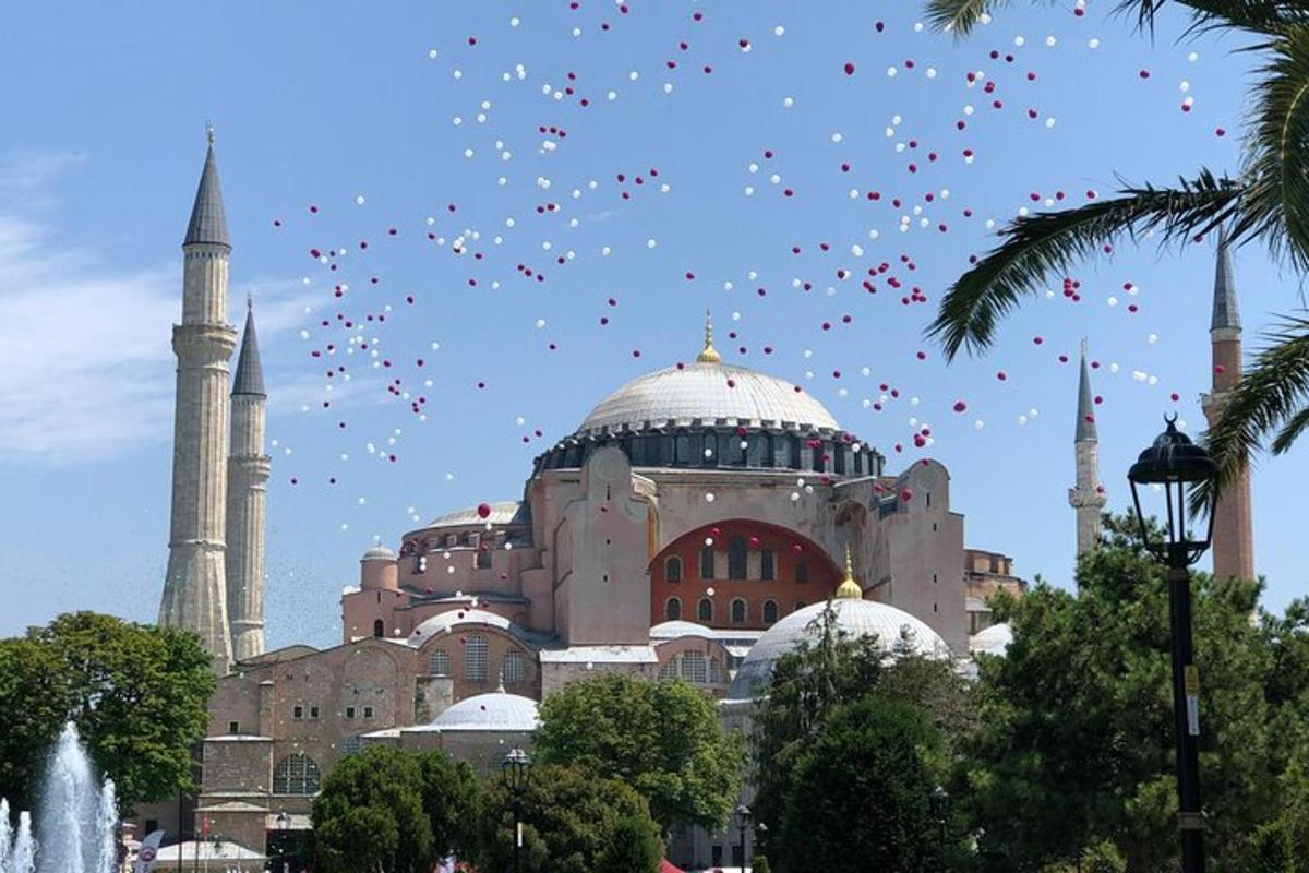 sebuah bangunan besar dengan dua masjid dan belon di langit