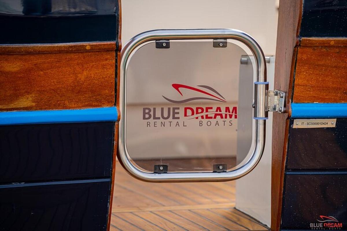 dveře s cedulí s nápisem Blue Dragon rental boats