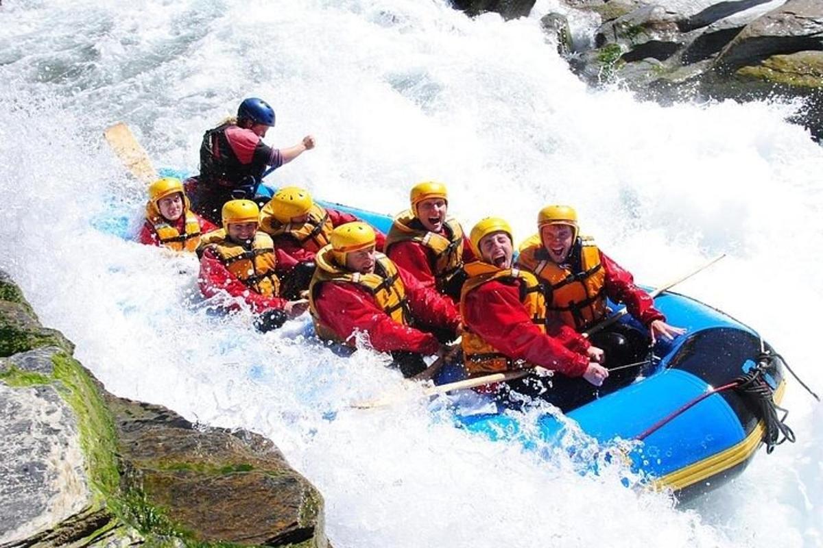 un gruppo di persone su una zattera in un fiume