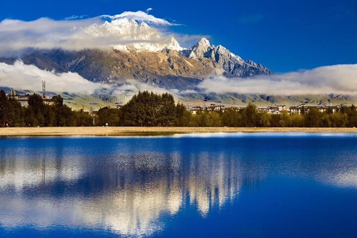 un riflesso di montagna in un lago con una montagna