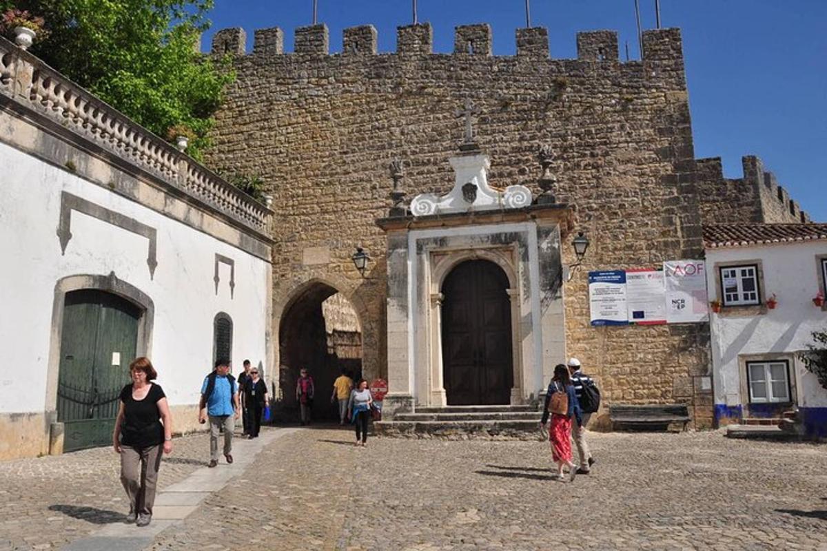 μια ομάδα ανθρώπων που περπατούν μπροστά από ένα κτίριο
