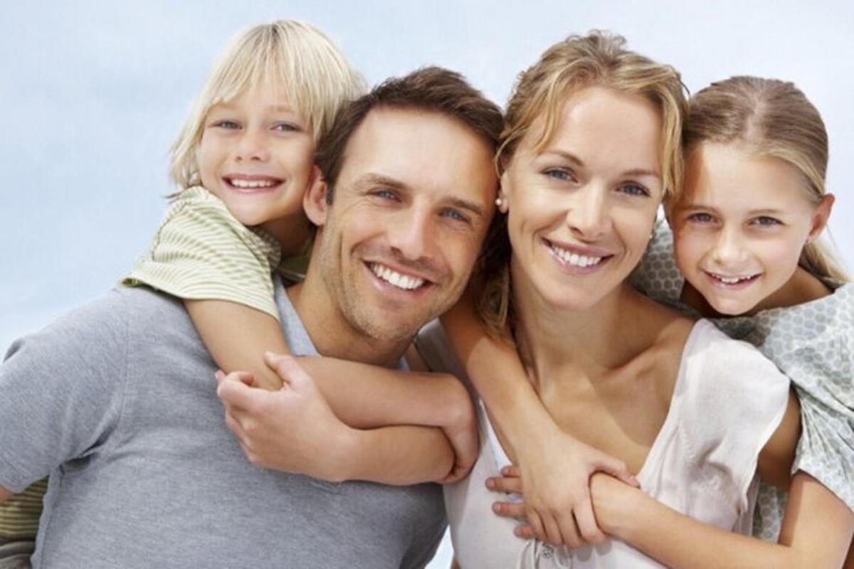 Un retrato de una familia posando para una fotografía.