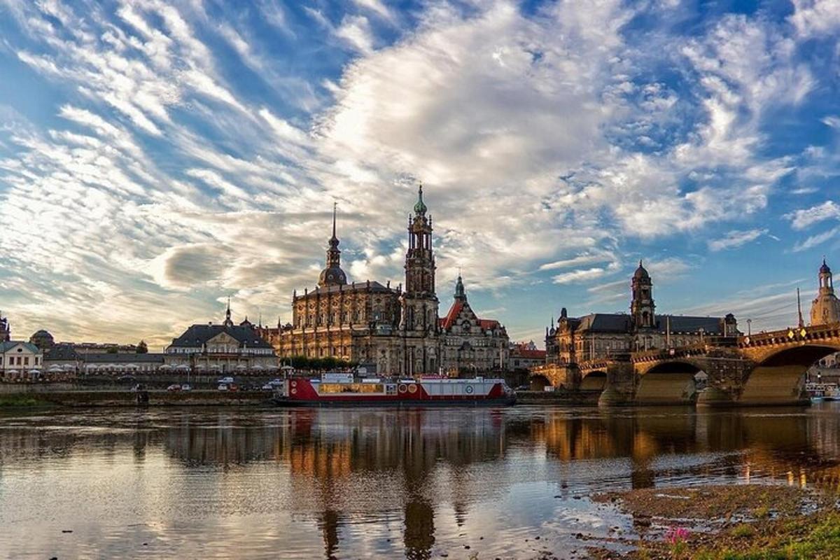 una ciudad con un puente y un edificio con una torre de reloj