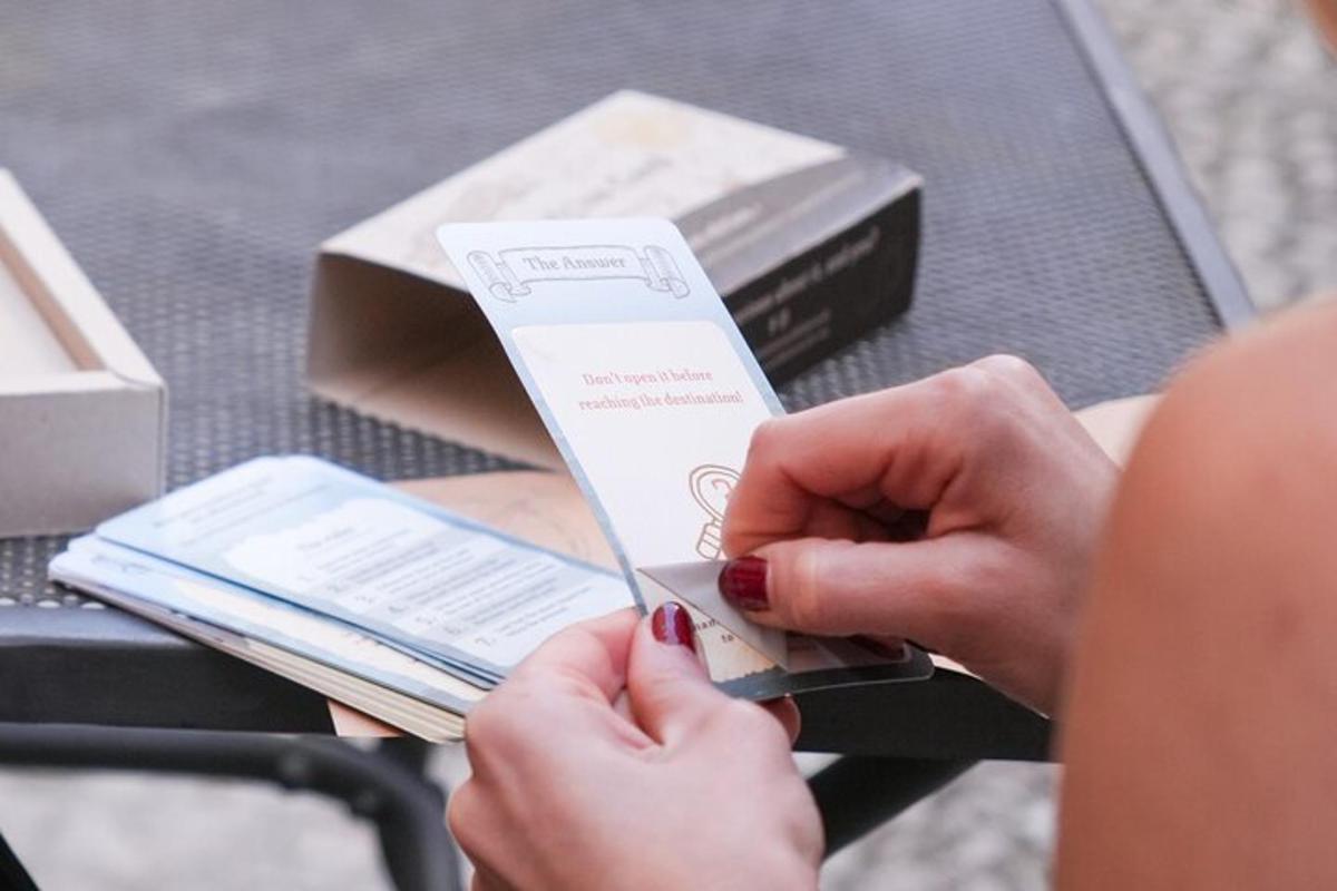 ένα άτομο που κρατά μια πιστωτική κάρτα μπροστά από ένα τραπέζι