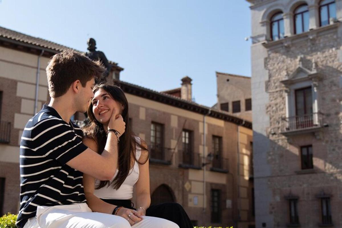 un uomo e una donna seduti accanto a un edificio
