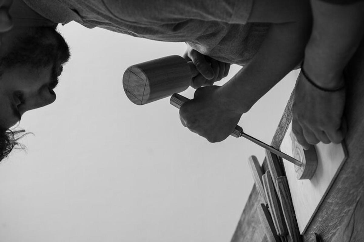 un homme tient un sèche-cheveux sur un mur