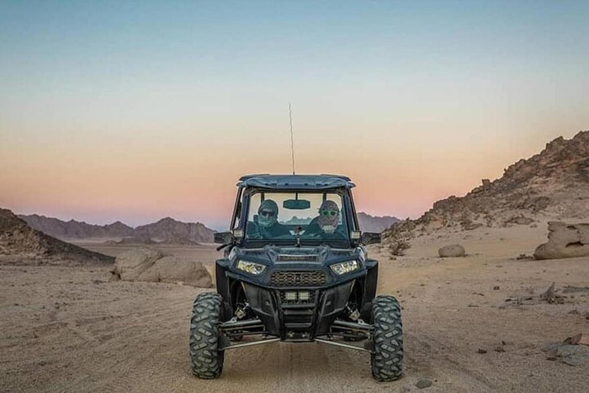una jeep che percorre una strada sterrata nel deserto