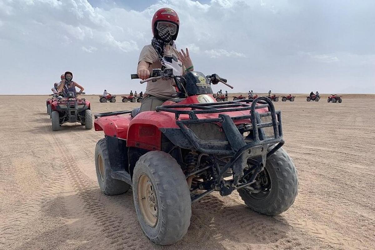 ein Mann auf einem Quad in der Wüste