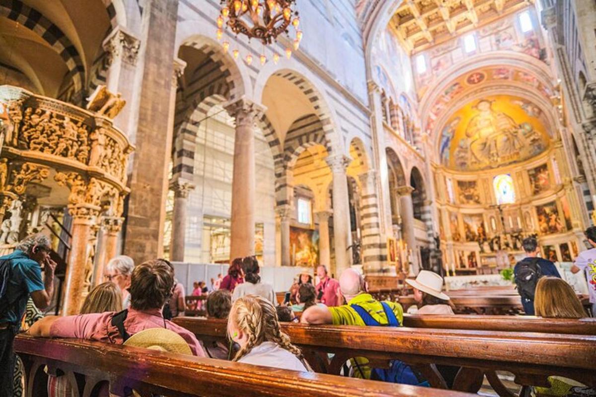 eine Gruppe von Menschen sitzt in einer Kirche