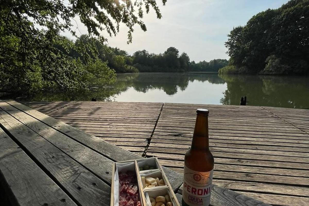 sebotol bir dan sekotak makanan di dermaga