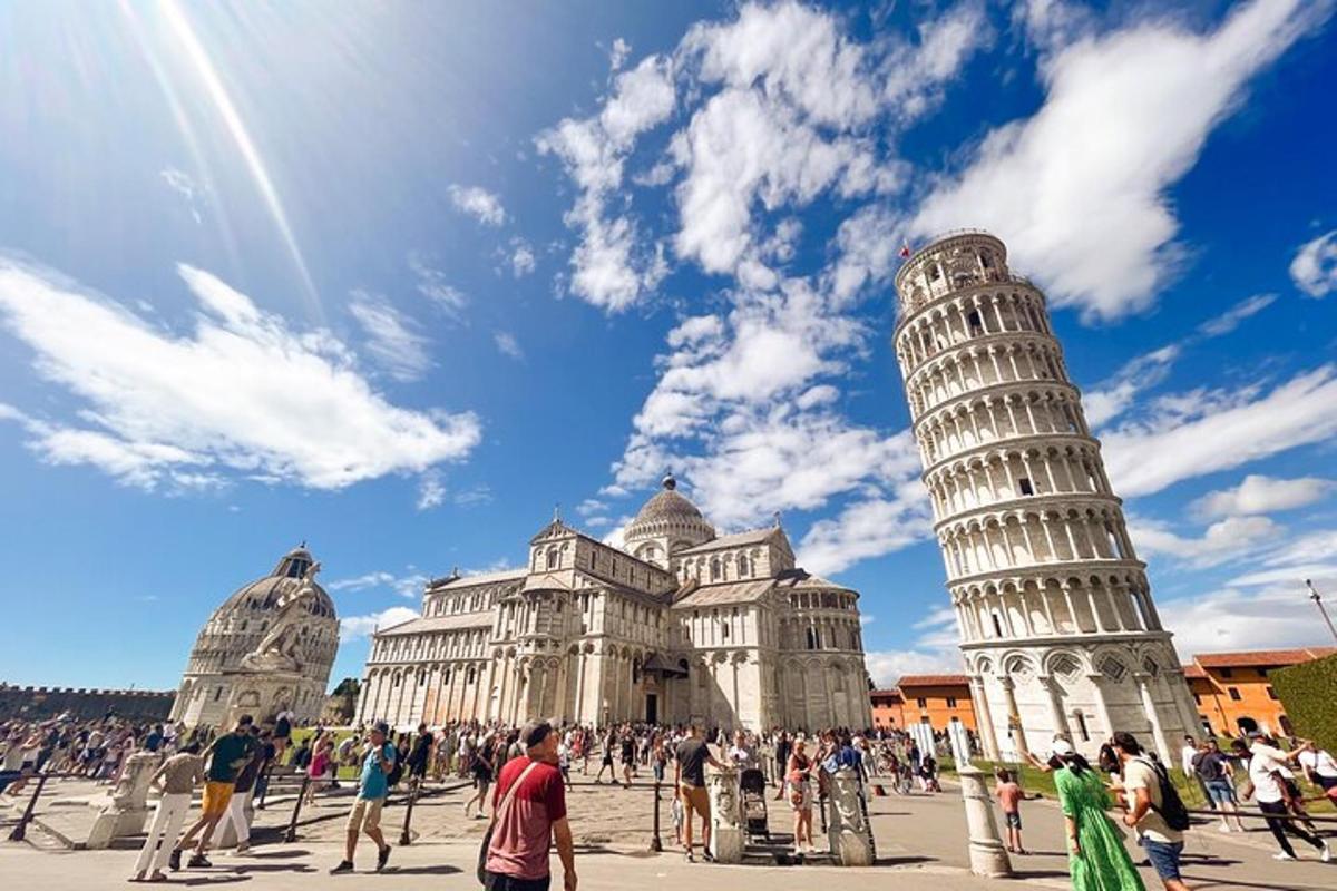 grupp inimesi seisab Pisa kaldtorni ümber