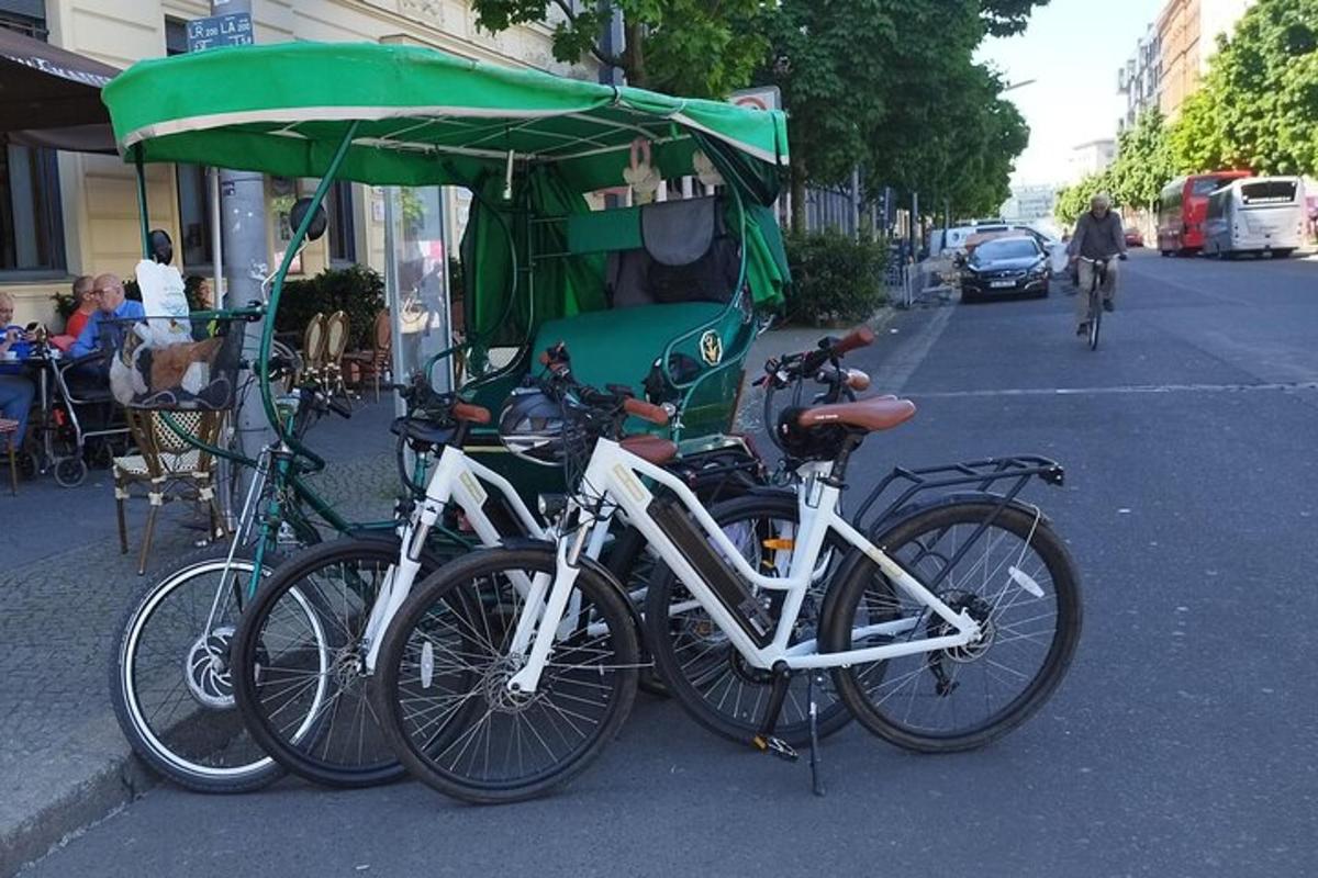 un gruppo di biciclette parcheggiate accanto a un carretto del cibo
