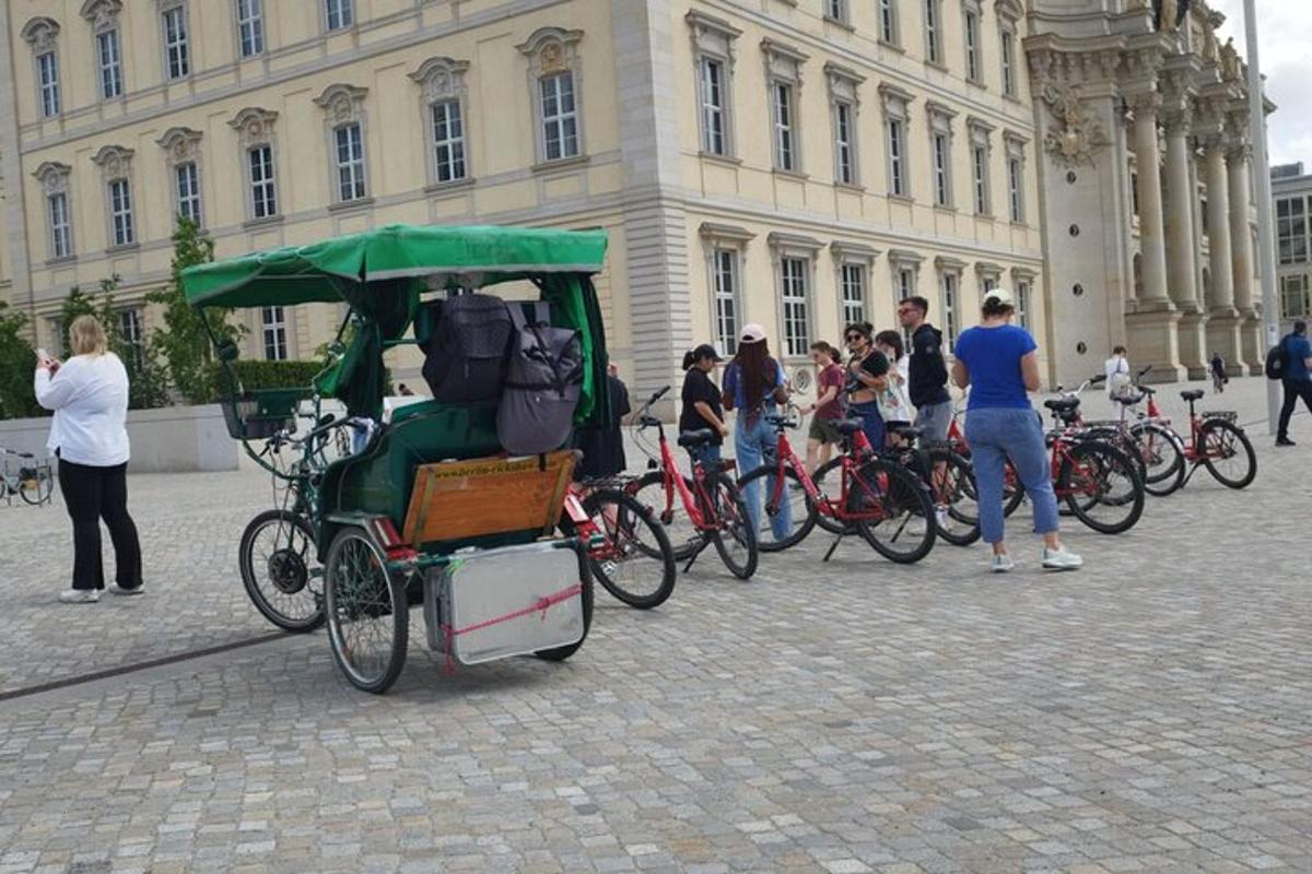 un risciò verde parcheggiato davanti a un edificio